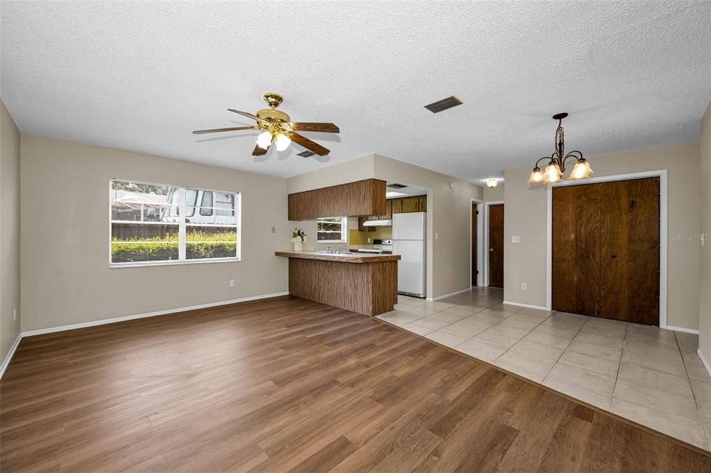 For Sale: $224,900 (2 beds, 2 baths, 1396 Square Feet)