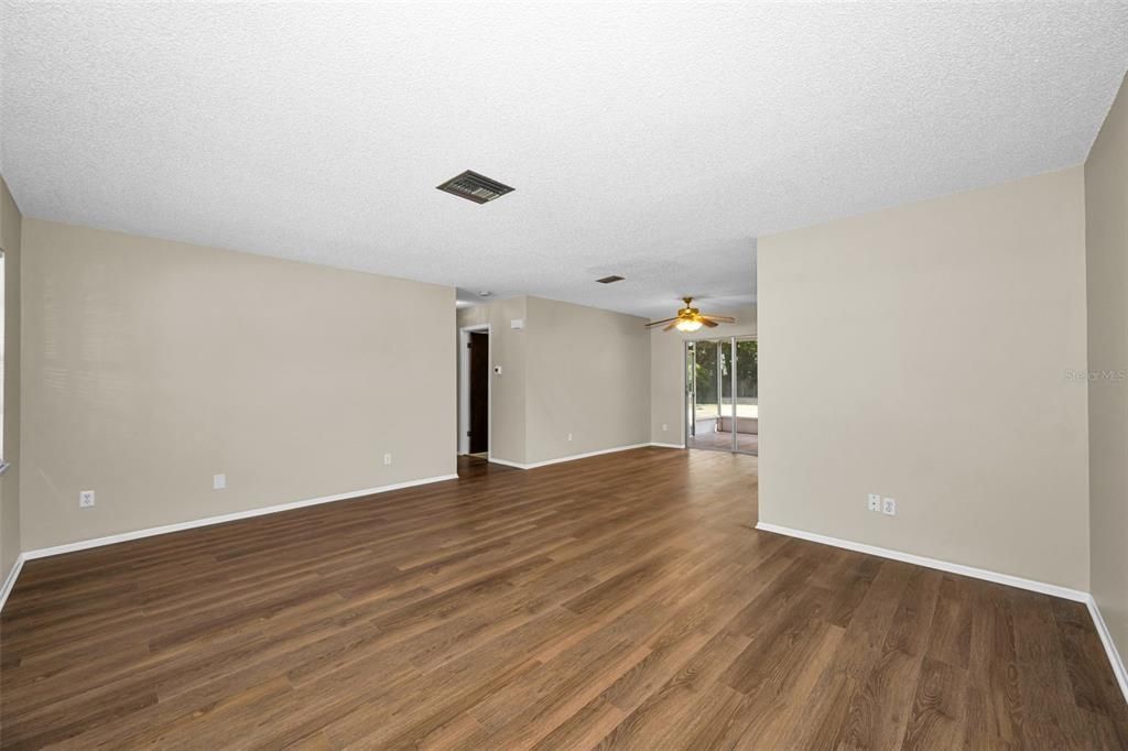 For Sale: $224,900 (2 beds, 2 baths, 1396 Square Feet)