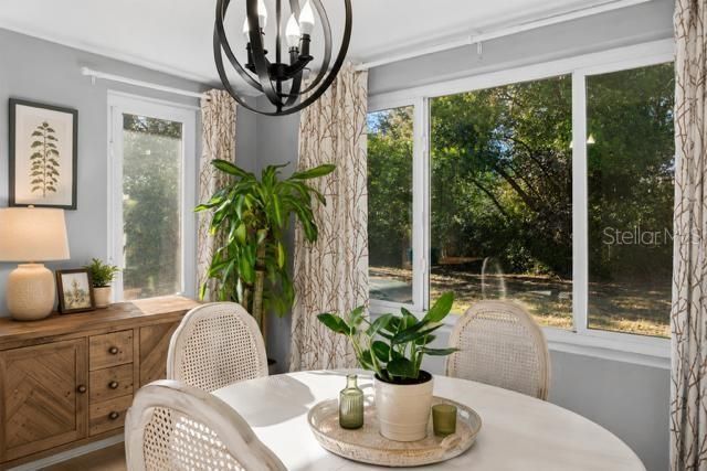 For Sale: $250,000 (2 beds, 1 baths, 866 Square Feet)