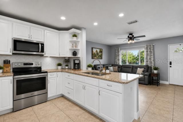 For Sale: $250,000 (2 beds, 1 baths, 866 Square Feet)
