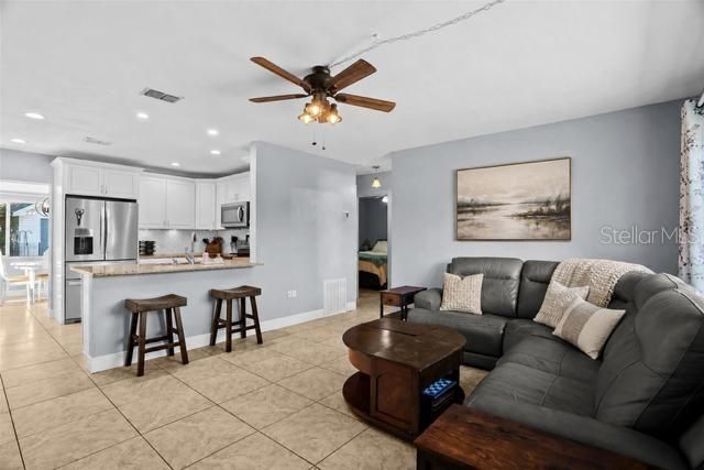 For Sale: $250,000 (2 beds, 1 baths, 866 Square Feet)