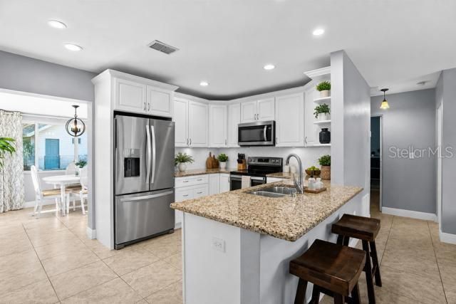 For Sale: $250,000 (2 beds, 1 baths, 866 Square Feet)