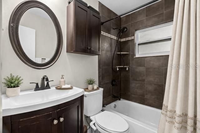For Sale: $250,000 (2 beds, 1 baths, 866 Square Feet)