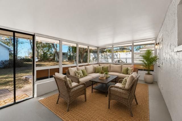 For Sale: $250,000 (2 beds, 1 baths, 866 Square Feet)