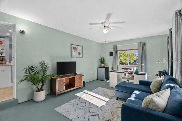 For Sale: $250,000 (2 beds, 1 baths, 866 Square Feet)