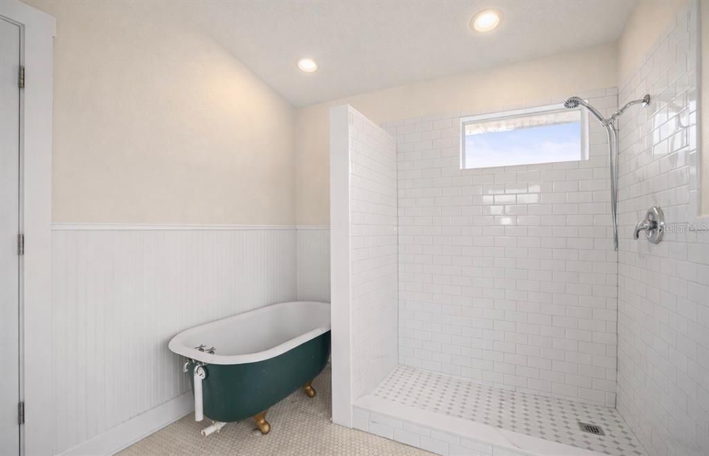 For Rent: $3,500 (3 beds, 2 baths, 1964 Square Feet)