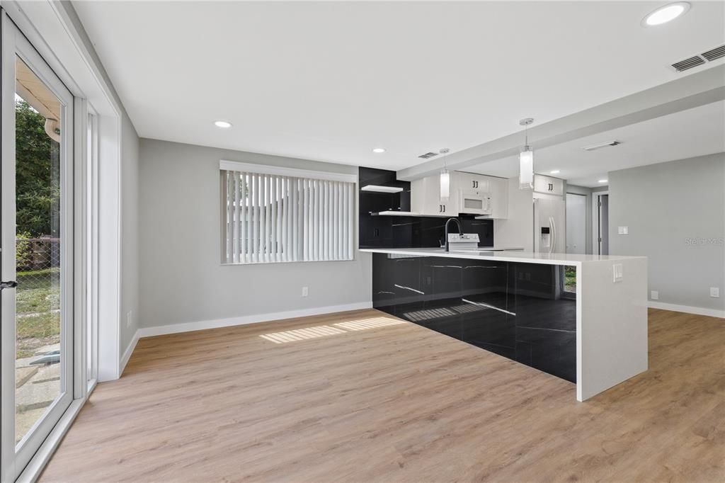 For Sale: $328,000 (3 beds, 2 baths, 1278 Square Feet)