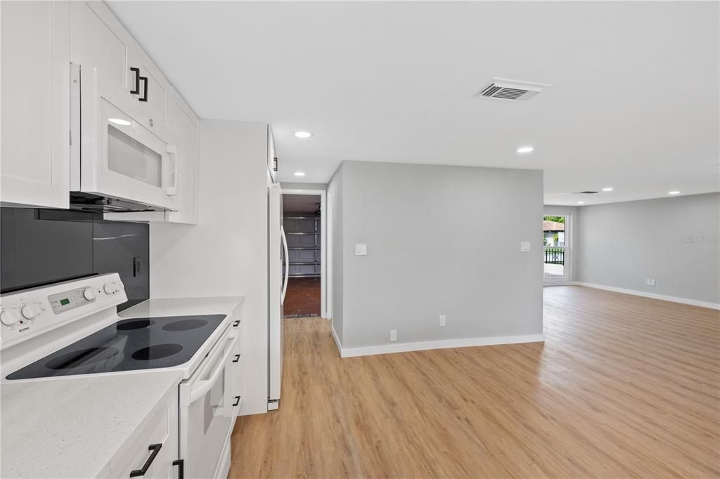 For Sale: $328,000 (3 beds, 2 baths, 1278 Square Feet)