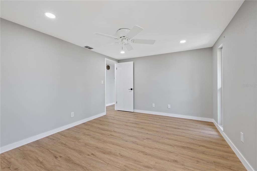 For Sale: $328,000 (3 beds, 2 baths, 1278 Square Feet)
