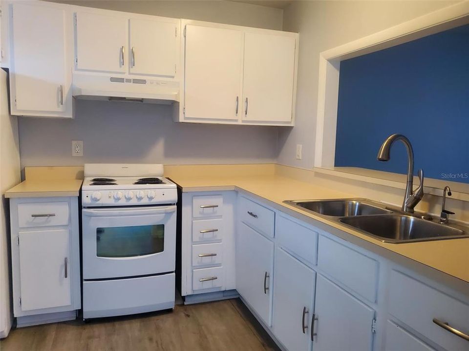 For Sale: $119,000 (1 beds, 1 baths, 812 Square Feet)