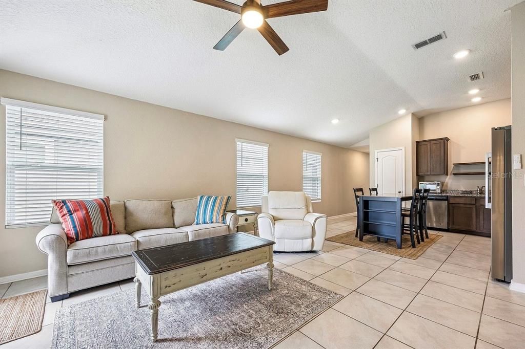 For Rent: $1,800 (3 beds, 2 baths, 1219 Square Feet)