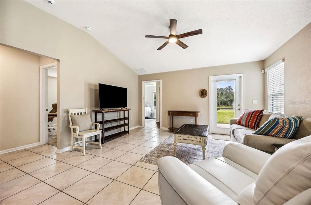 For Rent: $1,800 (3 beds, 2 baths, 1219 Square Feet)