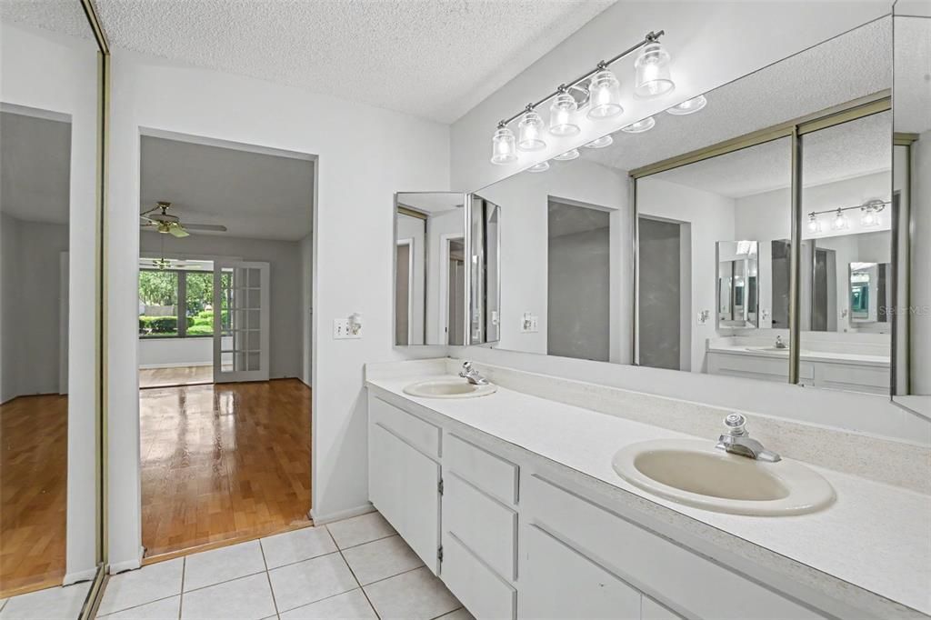 For Sale: $270,000 (2 beds, 2 baths, 1329 Square Feet)