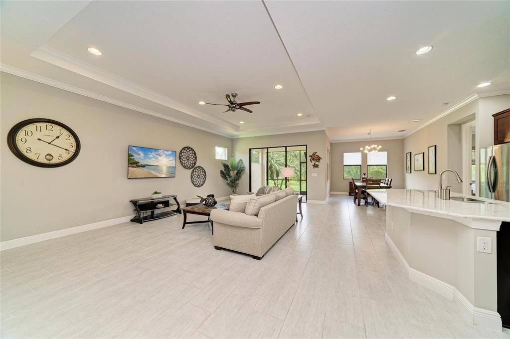 En Venta: $649,900 (3 camas, 3 baños, 2507 Pies cuadrados)