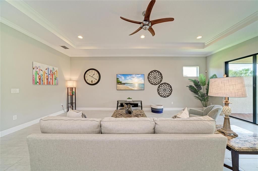 En Venta: $649,900 (3 camas, 3 baños, 2507 Pies cuadrados)
