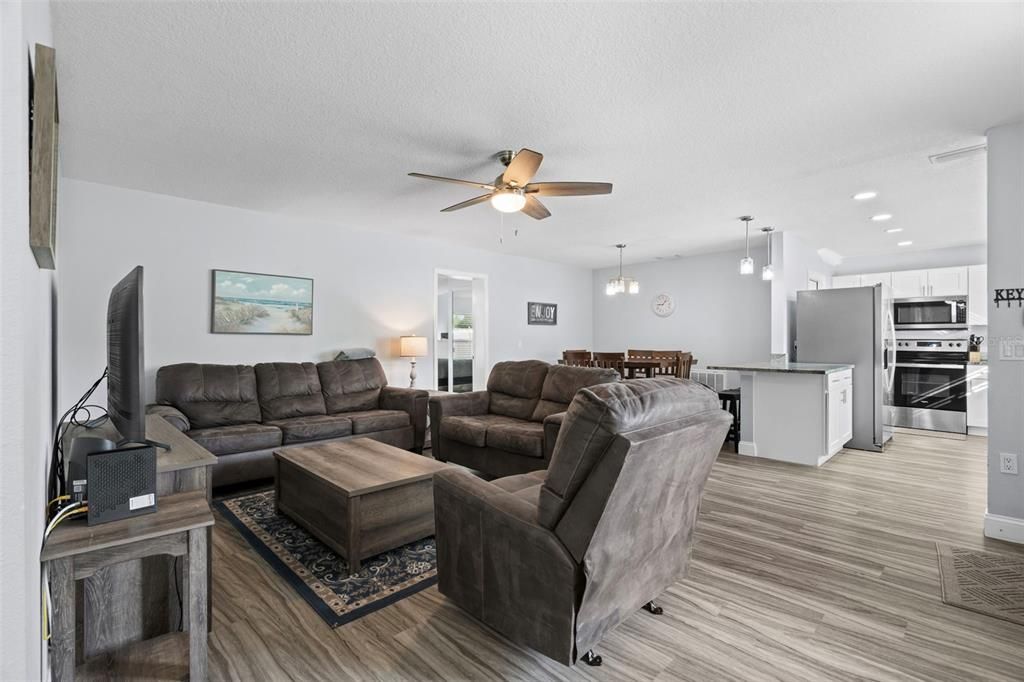For Sale: $300,000 (3 beds, 2 baths, 1366 Square Feet)