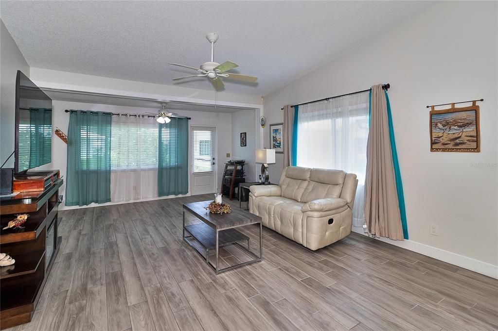For Sale: $324,900 (2 beds, 2 baths, 1332 Square Feet)