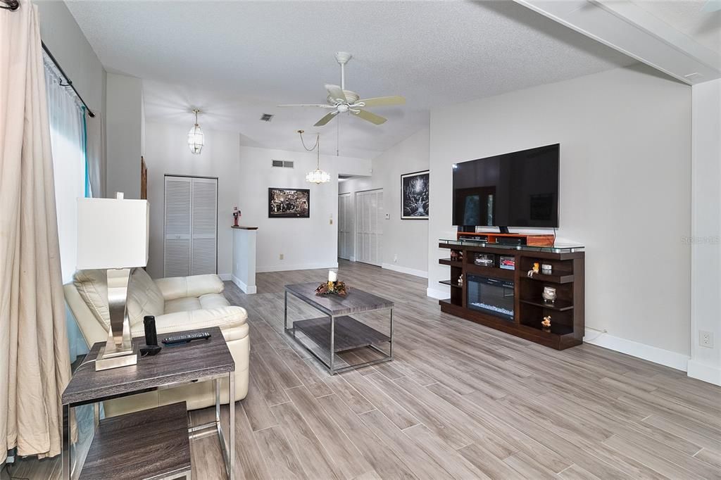 For Sale: $324,900 (2 beds, 2 baths, 1332 Square Feet)