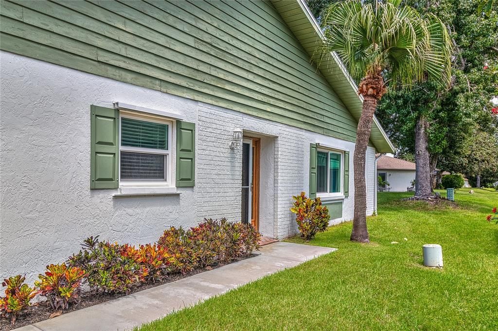 For Sale: $324,900 (2 beds, 2 baths, 1332 Square Feet)