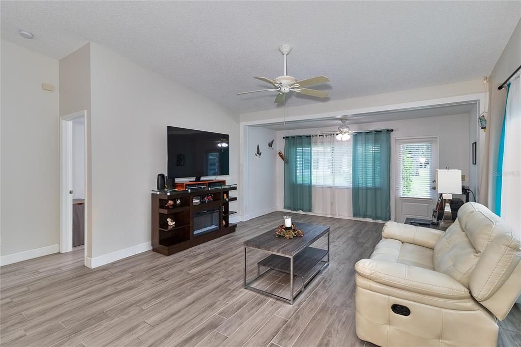 For Sale: $324,900 (2 beds, 2 baths, 1332 Square Feet)