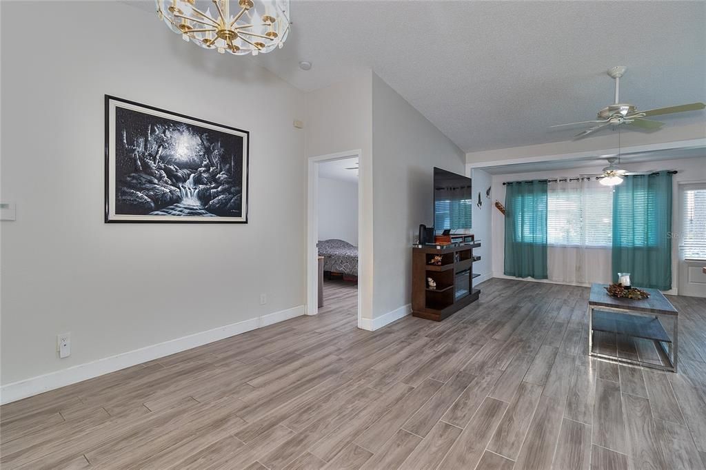 For Sale: $324,900 (2 beds, 2 baths, 1332 Square Feet)