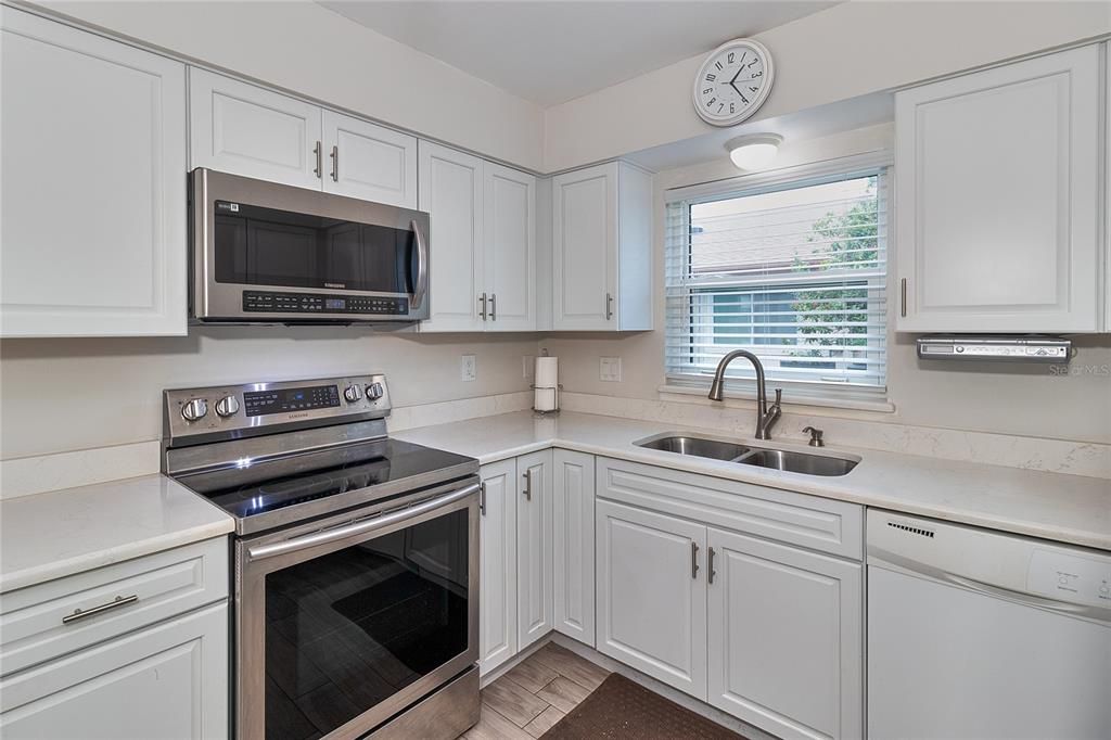 For Sale: $324,900 (2 beds, 2 baths, 1332 Square Feet)