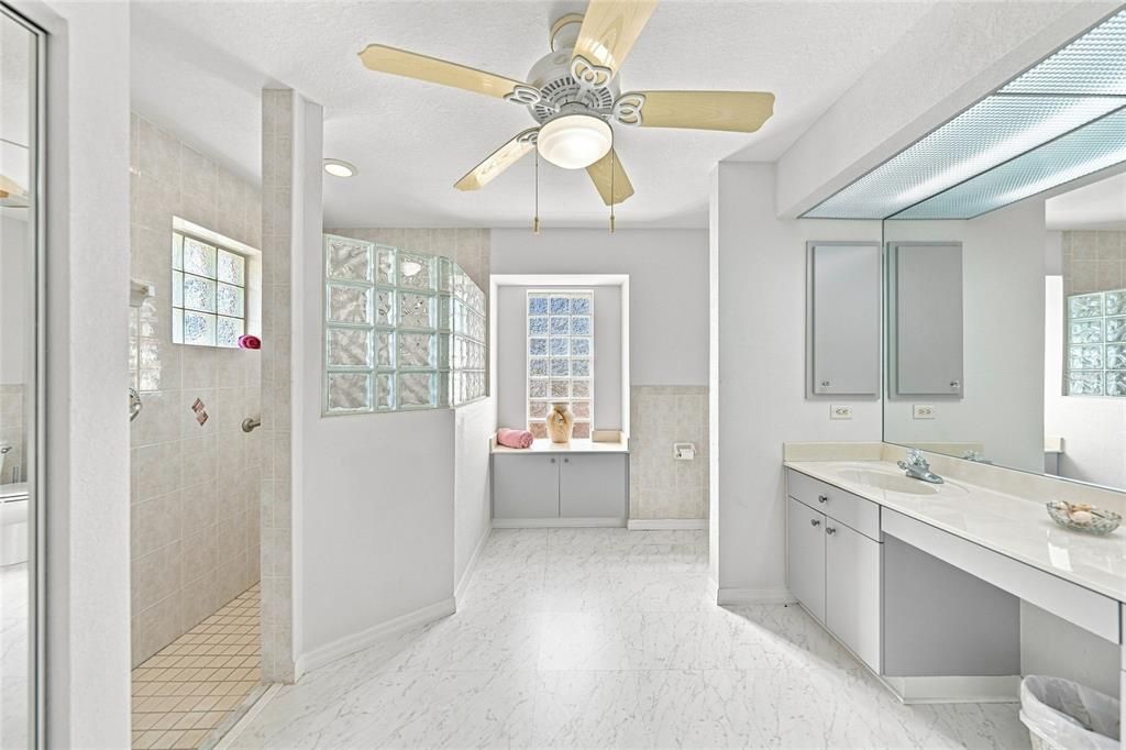 En Venta: $379,900 (3 camas, 2 baños, 2030 Pies cuadrados)