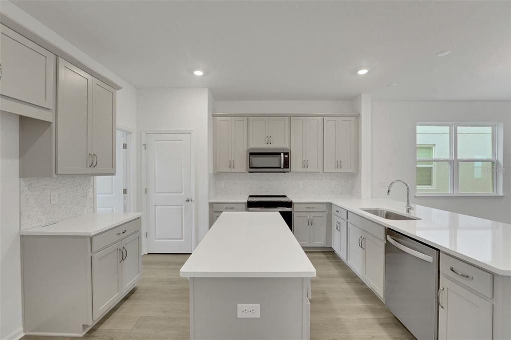 Active With Contract: $405,990 (3 beds, 2 baths, 1772 Square Feet)