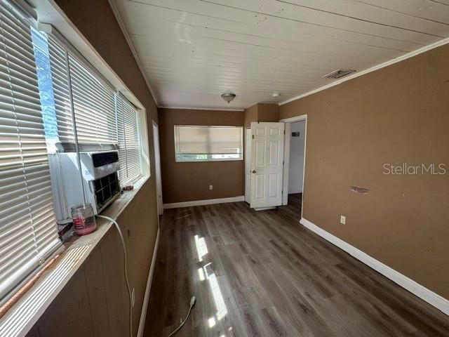 For Sale: $299,900 (4 beds, 2 baths, 1412 Square Feet)
