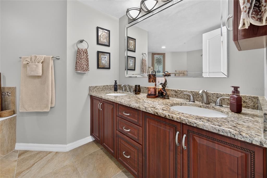 For Sale: $565,000 (2 beds, 2 baths, 1561 Square Feet)