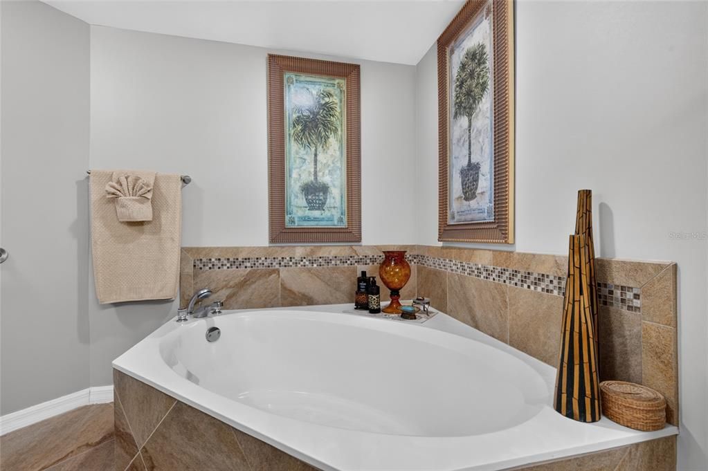 For Sale: $565,000 (2 beds, 2 baths, 1561 Square Feet)