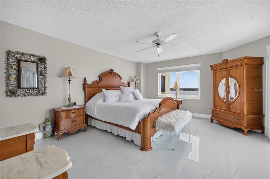 For Sale: $565,000 (2 beds, 2 baths, 1561 Square Feet)