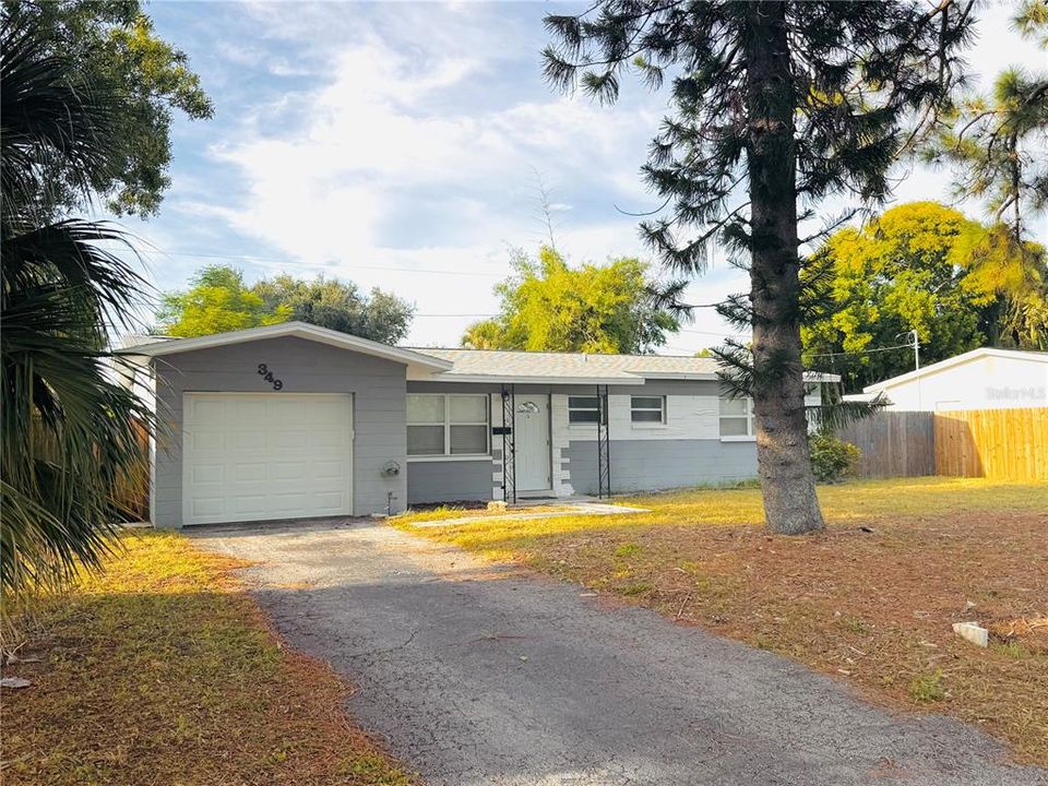 For Sale: $329,900 (3 beds, 2 baths, 988 Square Feet)