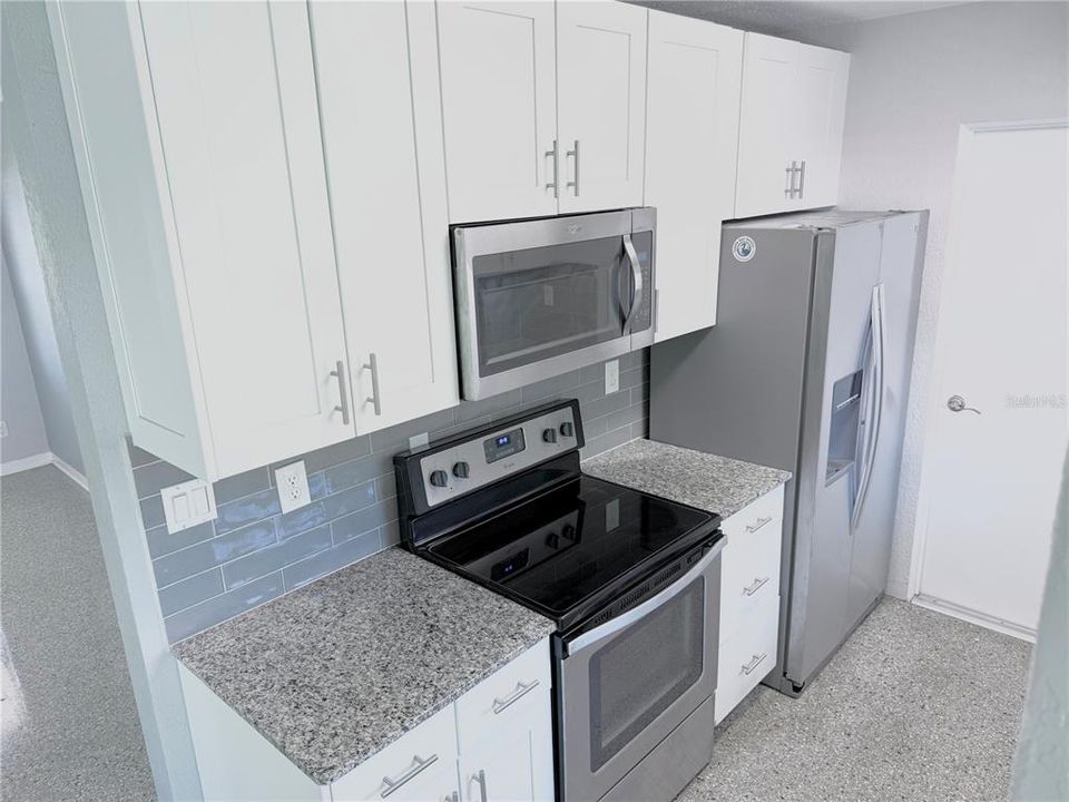 For Sale: $329,900 (3 beds, 2 baths, 988 Square Feet)