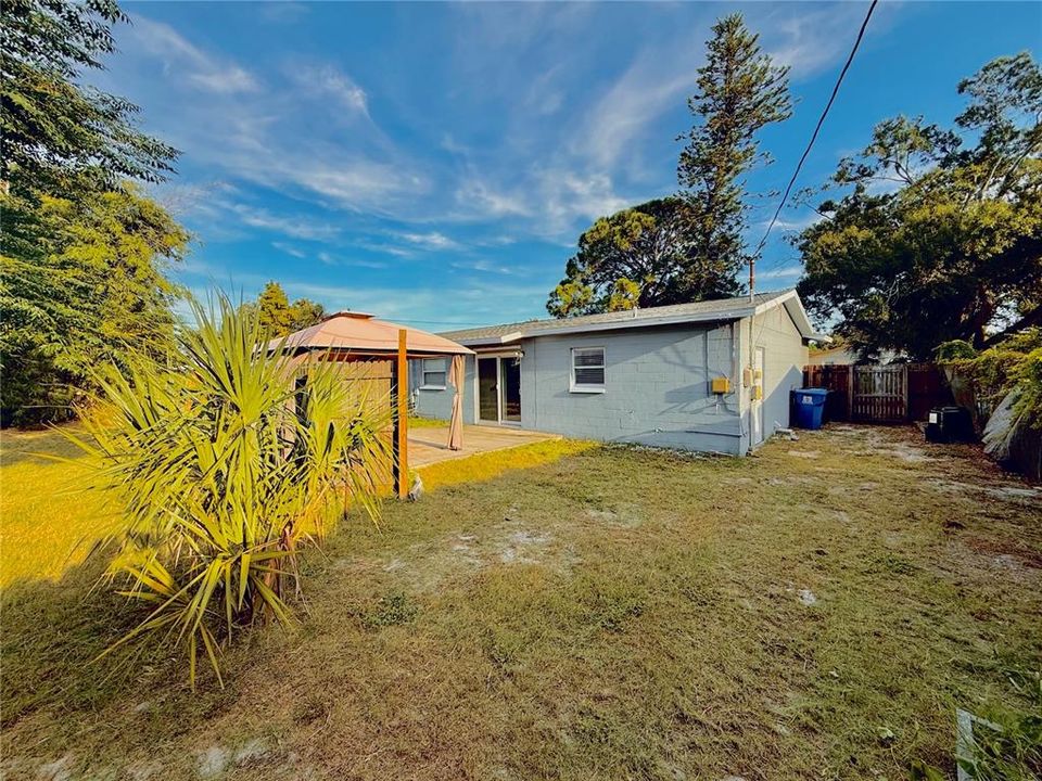 For Sale: $329,900 (3 beds, 2 baths, 988 Square Feet)