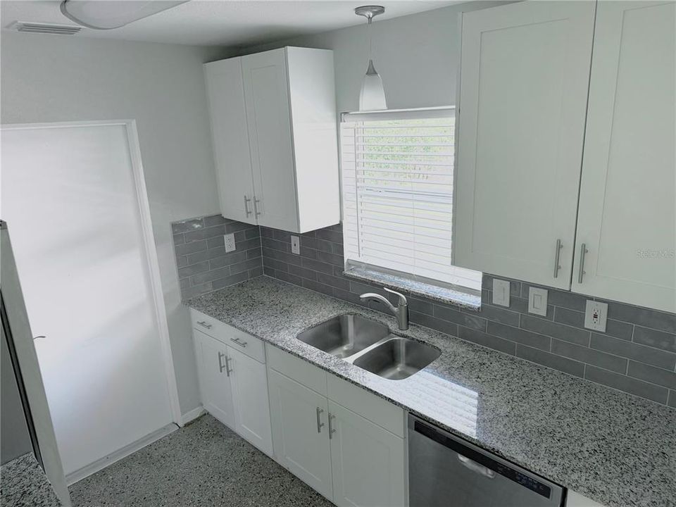 For Sale: $329,900 (3 beds, 2 baths, 988 Square Feet)
