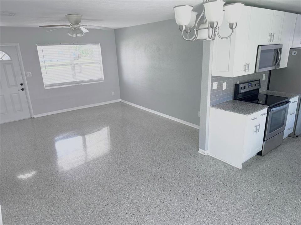 For Sale: $329,900 (3 beds, 2 baths, 988 Square Feet)