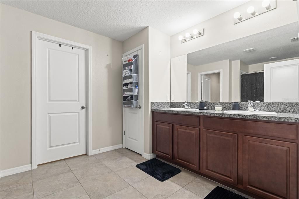 For Sale: $317,999 (4 beds, 2 baths, 1936 Square Feet)