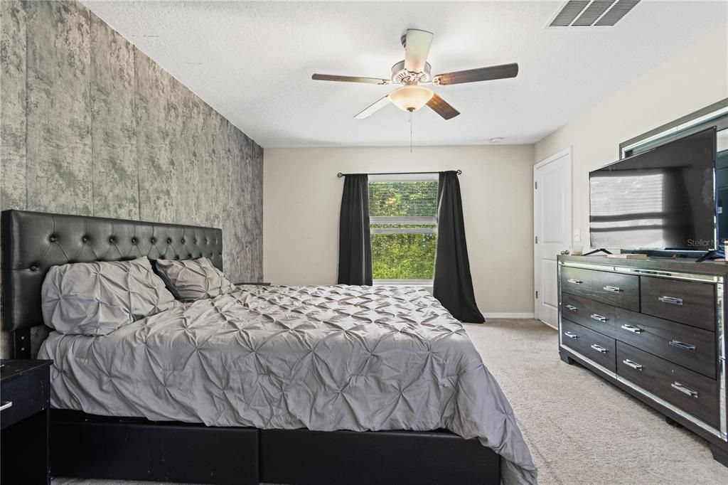 For Sale: $317,999 (4 beds, 2 baths, 1936 Square Feet)