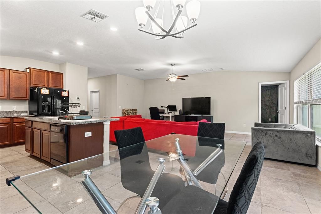 For Sale: $317,999 (4 beds, 2 baths, 1936 Square Feet)