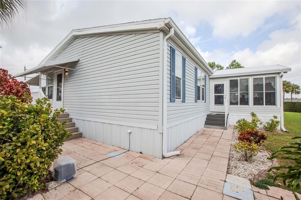 Active With Contract: $199,000 (3 beds, 2 baths, 1296 Square Feet)