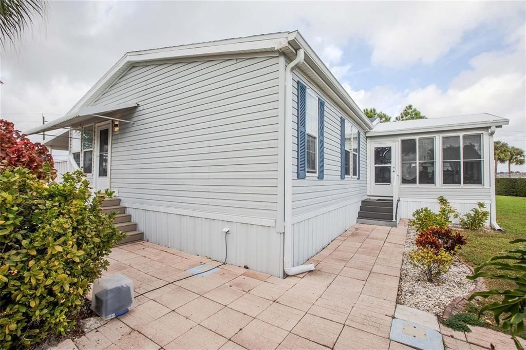 Active With Contract: $199,000 (3 beds, 2 baths, 1296 Square Feet)