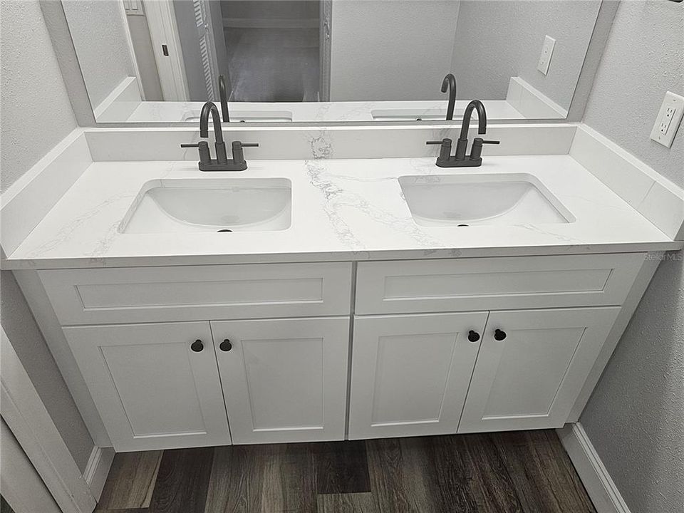 For Sale: $329,000 (2 beds, 2 baths, 1112 Square Feet)