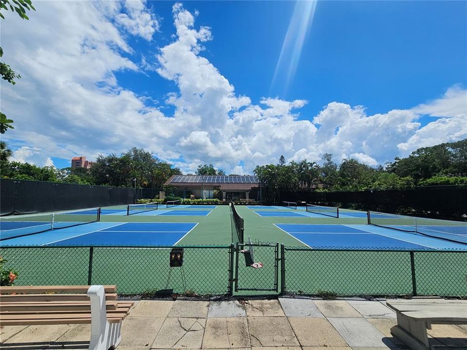 For Sale: $329,000 (2 beds, 2 baths, 1112 Square Feet)