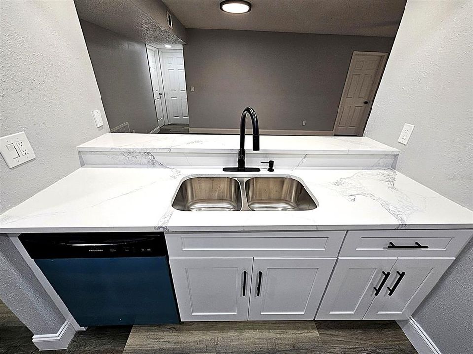 For Sale: $329,000 (2 beds, 2 baths, 1112 Square Feet)