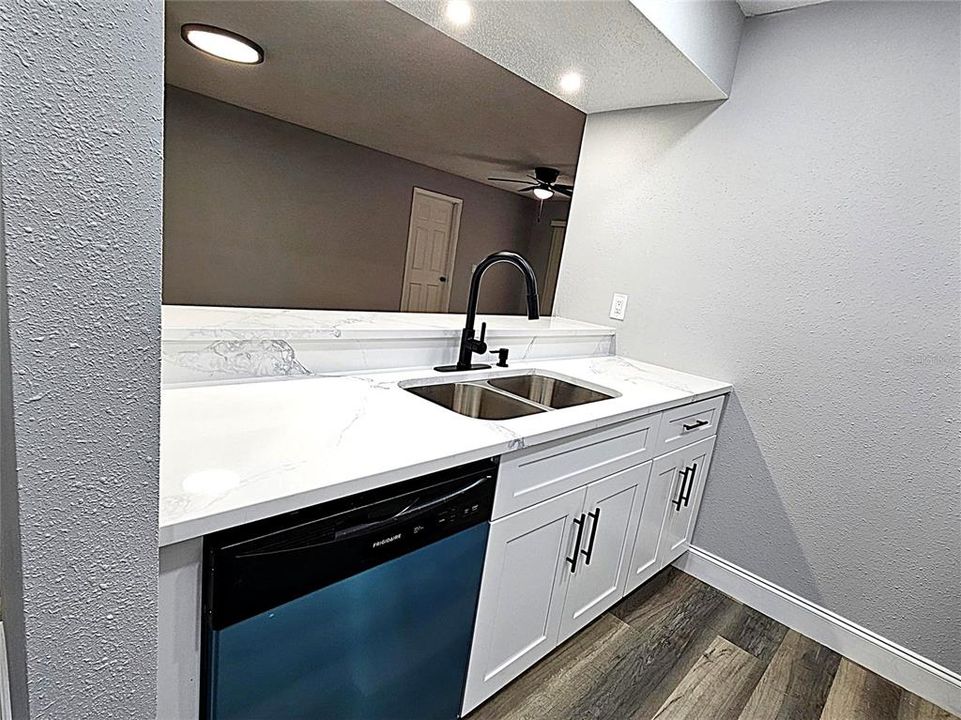 For Sale: $329,000 (2 beds, 2 baths, 1112 Square Feet)