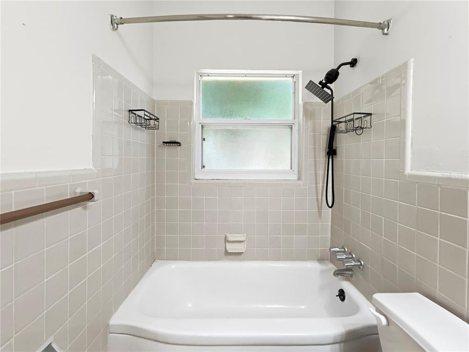 For Rent: $1,950 (2 beds, 1 baths, 825 Square Feet)