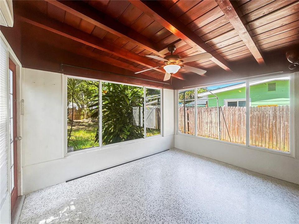 For Rent: $1,950 (2 beds, 1 baths, 825 Square Feet)