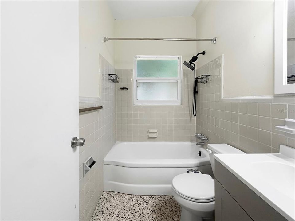 For Rent: $1,950 (2 beds, 1 baths, 825 Square Feet)