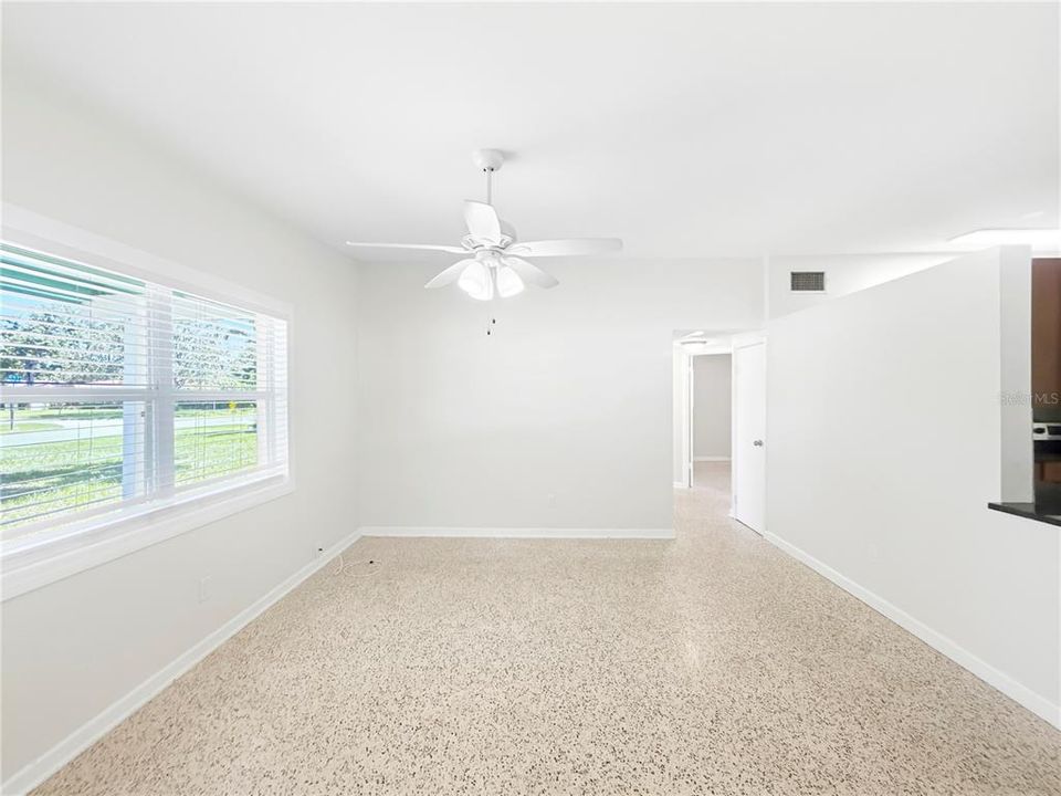 For Rent: $1,950 (2 beds, 1 baths, 825 Square Feet)
